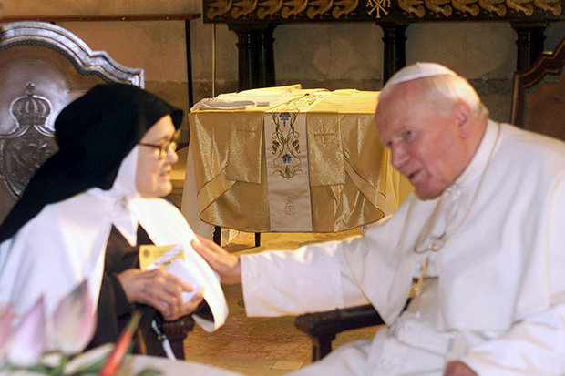 Sister-Lucia-with-Pope-John-Paul-II-1077125 (620x413, 66Kb)