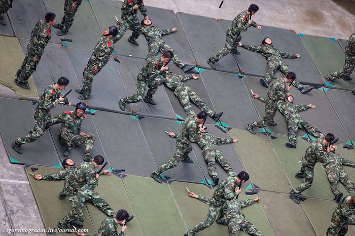 Китайская армия на занятиях (фотографии сверху)