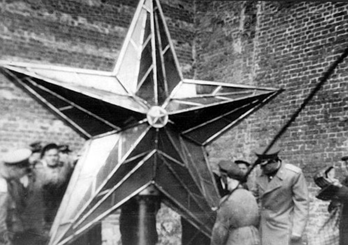 Как появились рубиновые звёзды на башнях Кремля