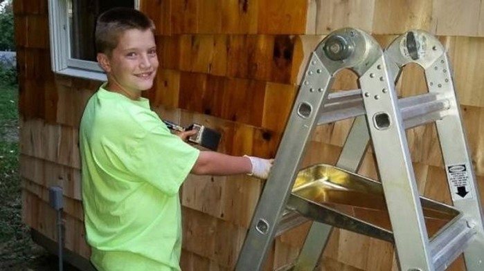 13 летний мальчик построил себе дом