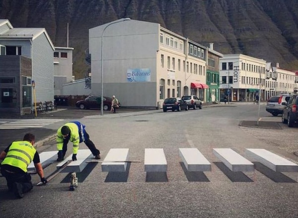 Оригинальная оптическая иллюзия, обеспечивающая пешеходам безопасность