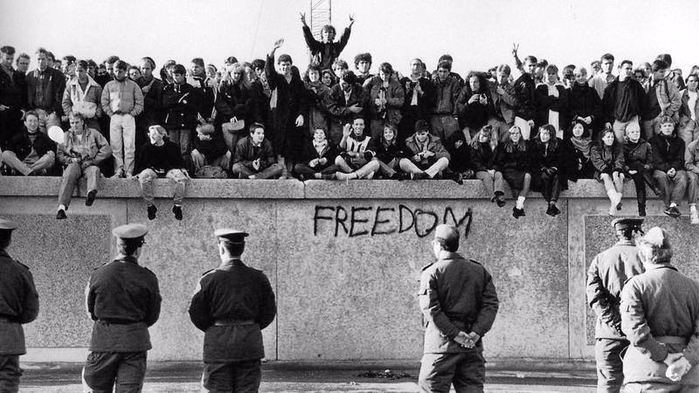 9 ноября 1989 года началось разрушение Берлинской стены. В этот день Германия, в отличие от  оссии, окончательно победила фашизм. (700x393, 206Kb)