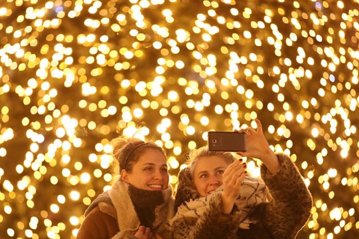 Предновогодние огни, рождественские елки и праздничные украшения по всему миру