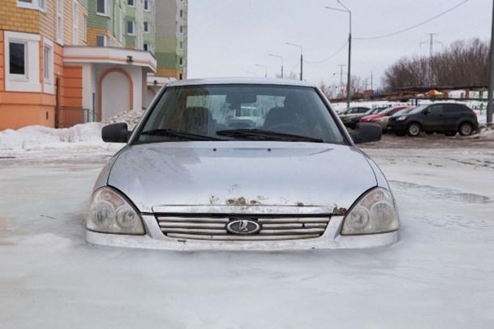 Бывают же зимы! Фотографии скованных льдом автомобилей 