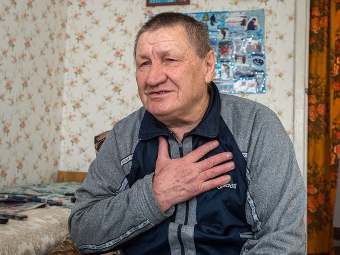 Глухой пенсионер дарит односельчанам гигантские ледовые открытки 