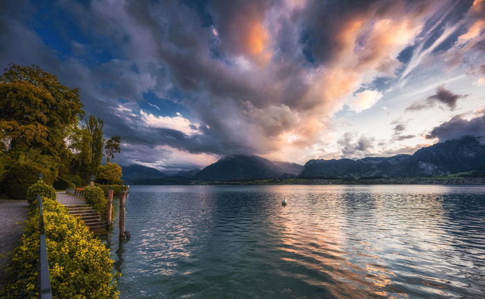 shveitsariia-lake-thun-ozero-gory-nebo-oblaka-vecher-naberez (700x431, 394Kb)