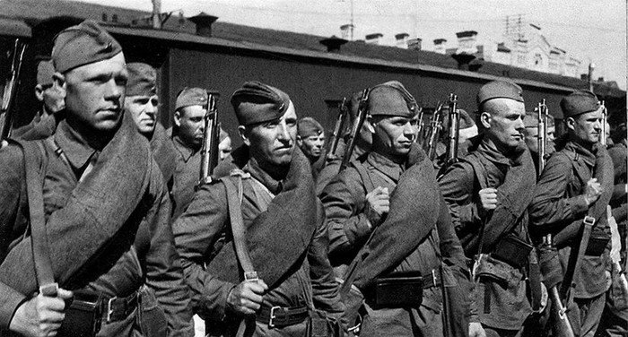 Одна винтовка на трех солдат в 1941 году: правда или миф