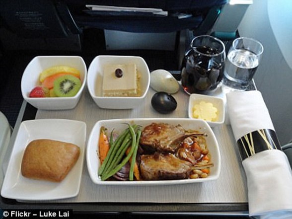 Как отличается еда пассажиров в бизнес классе и эконом классе в самолете