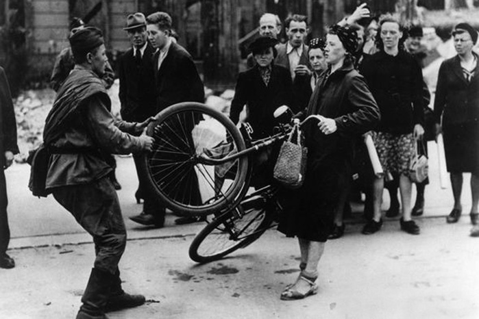 «Русский варвар!»: кто отнимает у немки велосипед в оккупированном Берлине