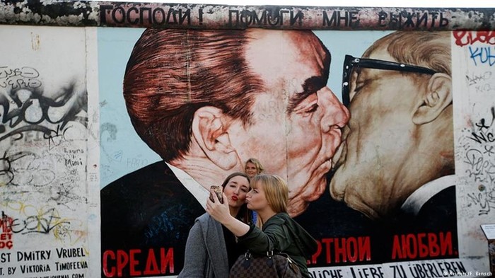 10 фактов, как Брежнев насиловал людей своими поцелуями