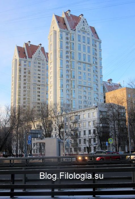 Высотные дома недалеко от станции метро "Октябрьское поле" на северо-западе Москвы