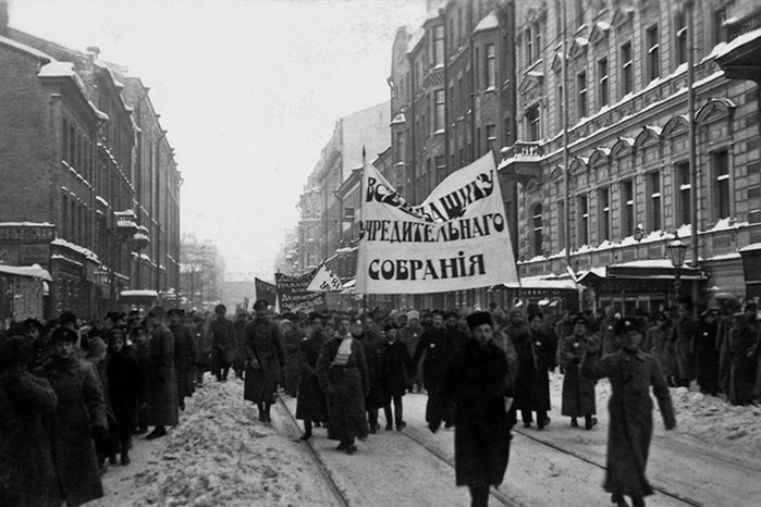 Почему большевики распустили Учредительное собрание