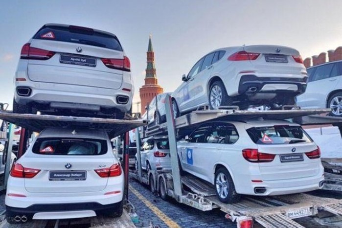 140 новеньких BMW на Красной площади для российских медалистов Олимпиады