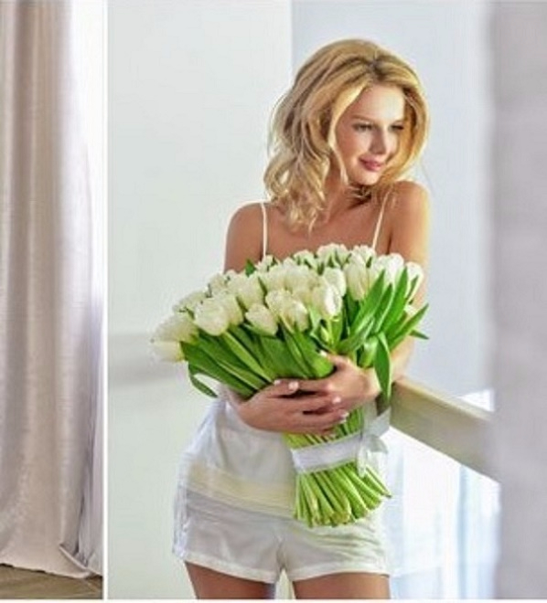 1458131729_beautiful-young-mother-with-a-bouquet-of-tulips (2) (598x660, 209Kb)