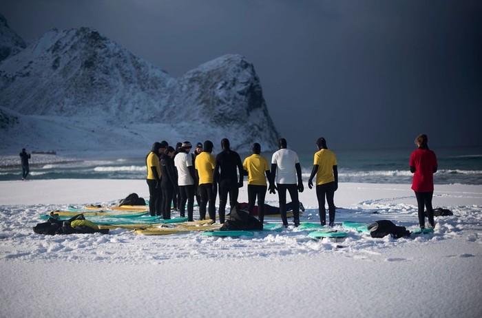 Арктический серфинг в Норвегии на Лофотенских островах за Полярным кругом