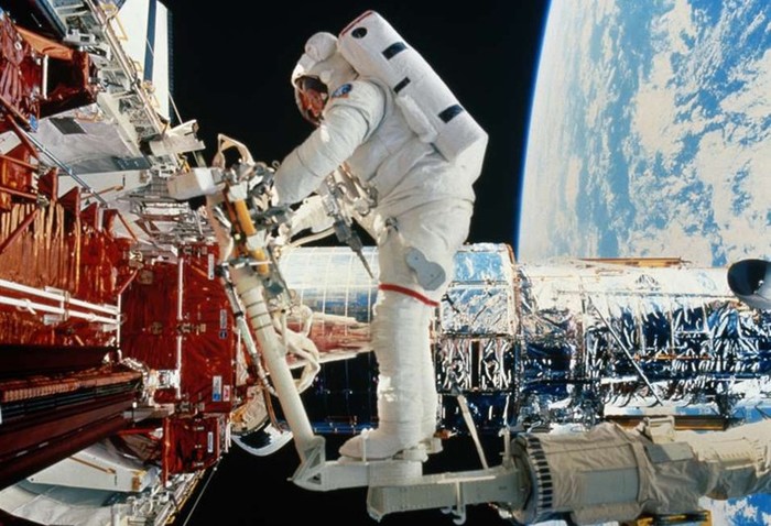 10 потерянных в космосе вещей, которые выронили астронавты