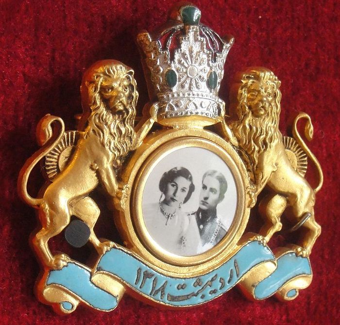 5189990_800pxCommemoration_Medallion_of_Marriage_of_Mohammad_Reza_Shah_Pahlavi_and_Princess_Fawzia_of_Egypt__March_1939 (700x670, 107Kb)