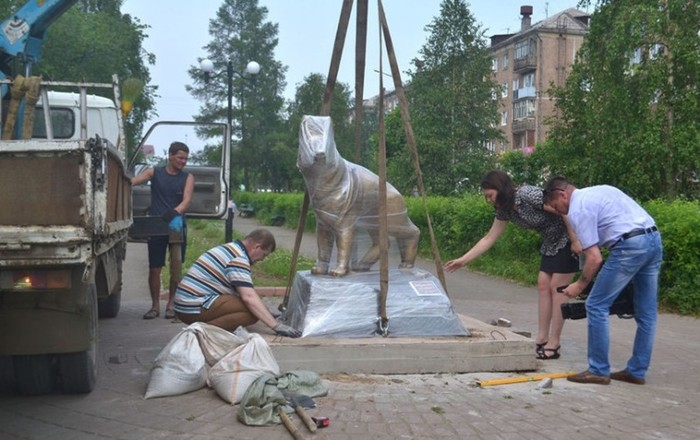 Берегите друзей: в Братске установили памятник в память о потерянных питомцах