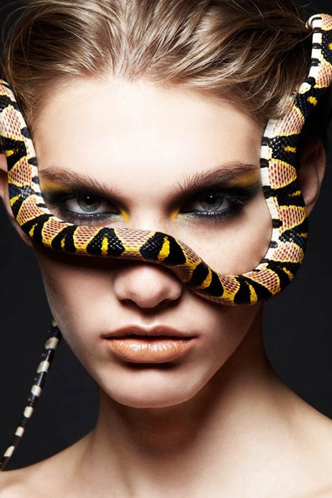 «Змеи и девушки»: серия фотографий Александры Лерой