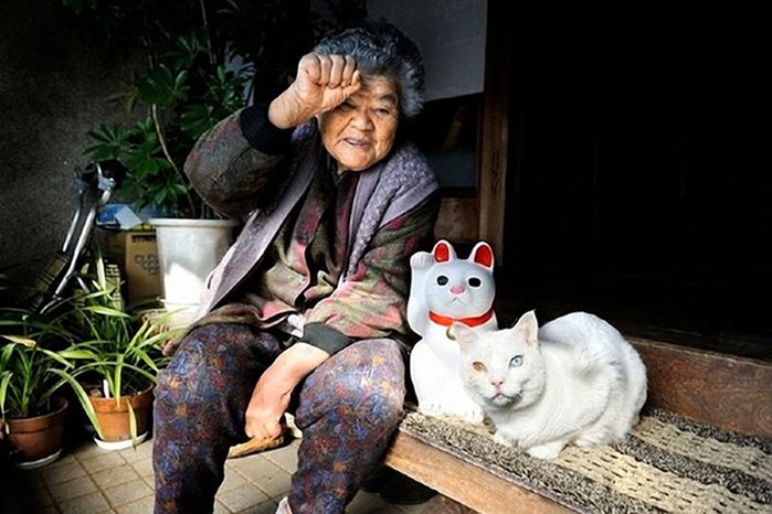 Неразлучные друзья: бабушка Миса и кошка Фукумару