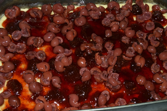 2835299_Nejneishee_pirojnoe_s_orehami_vishnei_i_kofeinim_kremom_prosto_taet_vo_rty1 (700x465, 282Kb)