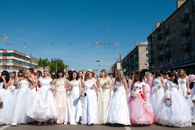 3085196_Brides_parade__Ivanovo_2011688x457 (640x425, 78Kb)