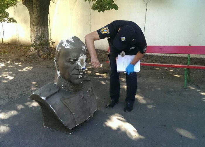 255145_v_odesse_neizvestnye_ukrali_pamjatnik_mar (700x504, 280Kb)