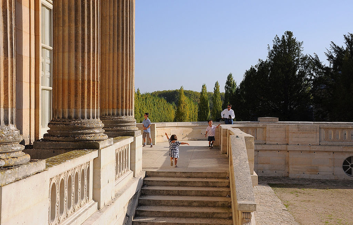 1024px-West_facade_of_Petit_Trianon_001 (700x447, 382Kb)