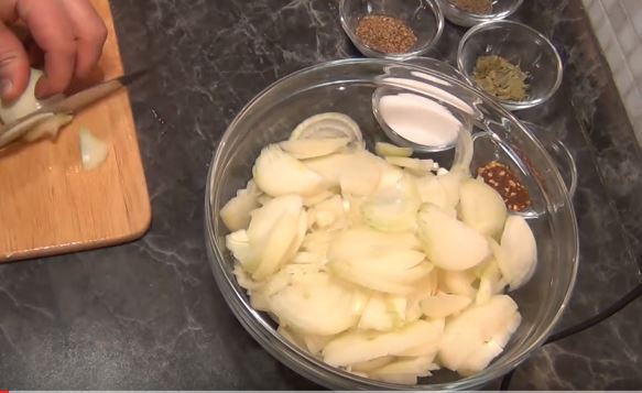 2835299_Sochnii_shashlik_iz_svinini_v_marinade_iz_lyka1 (583x357, 33Kb)
