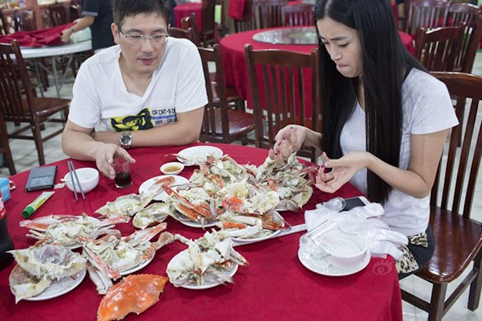 чистильщицы раков и креветок в ресторанах китая