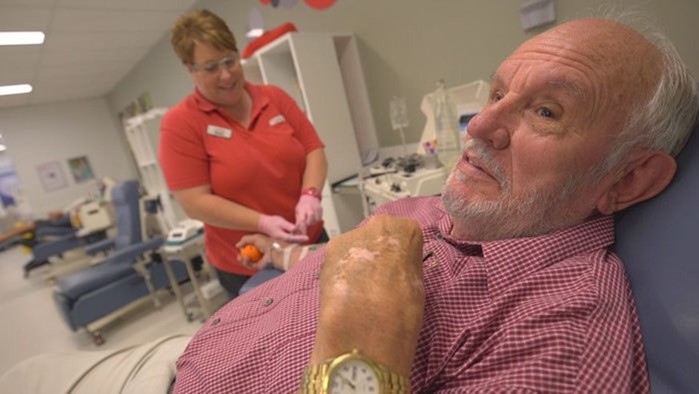 Самый знаменитый донор из Австралии сдал кровь в последний раз 