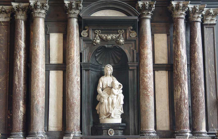 9. Belgium-Madonna-Mother-with-Child-by-Michelangelo-in-Our-Ladys-Church-in-Bruges1 (700x445, 323Kb)