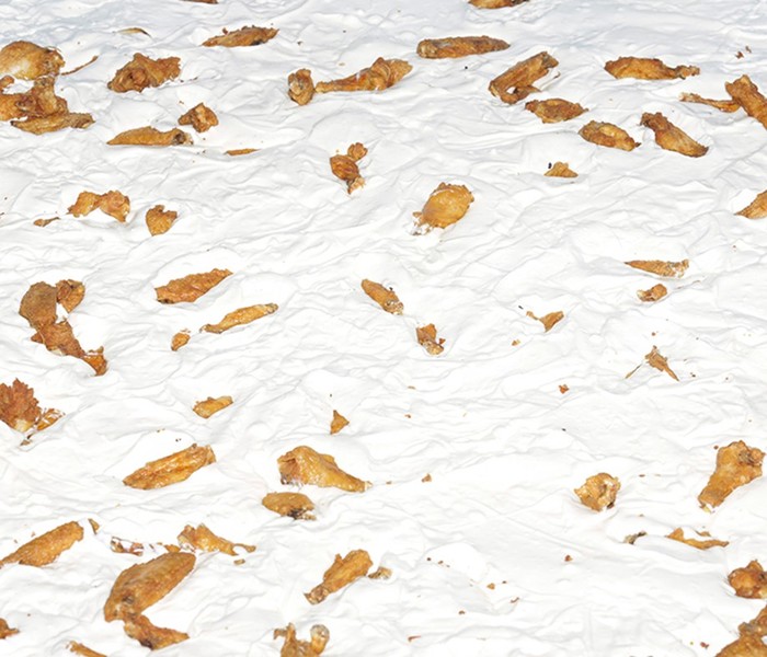 Праздник обжорства: как поглощают куриные крылышки тоннами на фестивале в Нью Йорке