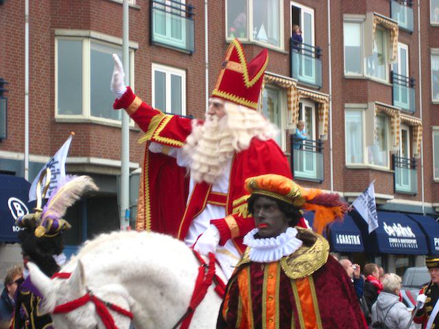 Негр помощник Санта Клауса в Нидерландах