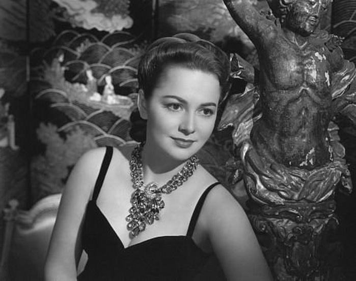 kinopoisk.ru-Olivia-De-Havilland-4395512 (700x553, 185Kb)