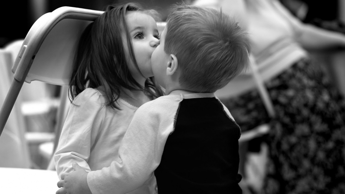 4199468_blackandwhitekidskisshdwallpaper (700x393, 118Kb)