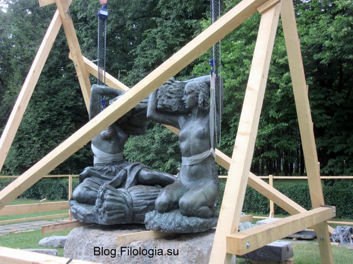 Увеличенная копия скульптуры Веры Мухиной "Плодородие" в парке Дружбы на Речном вокзале. (700x525, 90Kb)
