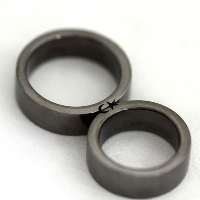 Обручальные кольца как две половинки одного целого