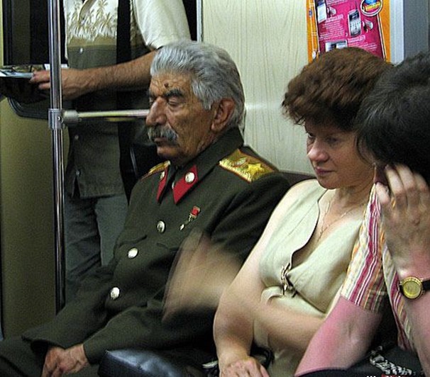 Люди в метро, похожие на известных политиков