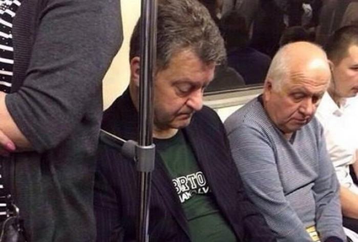 Люди в метро, похожие на известных политиков