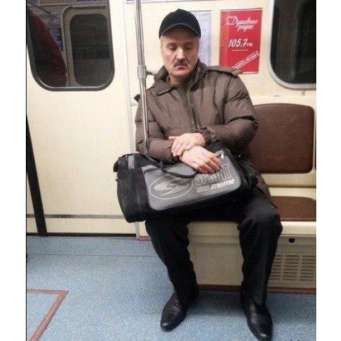 Люди в метро, похожие на известных политиков