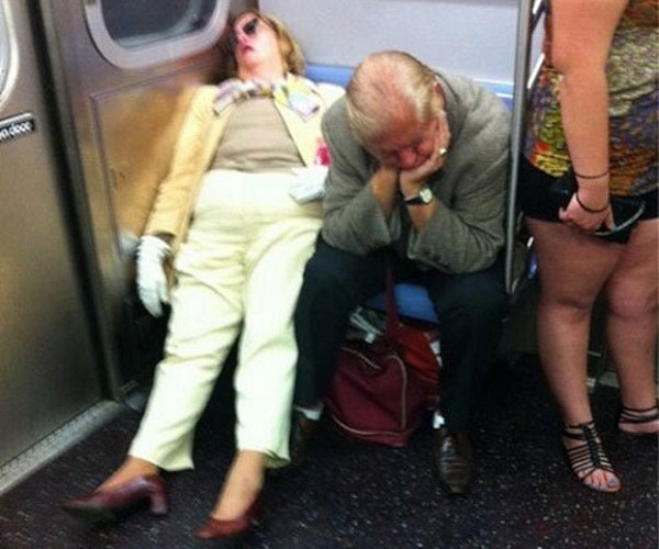 Люди в метро, похожие на известных политиков
