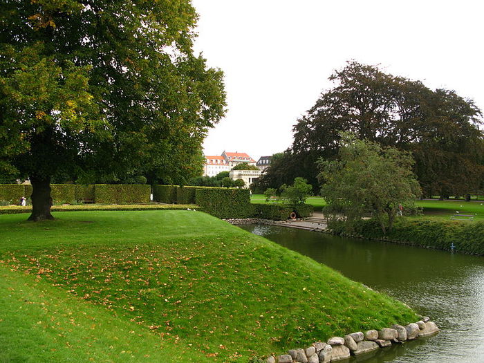800px-Rosenborg_Castle_-_moat (900x725, 112Kb)