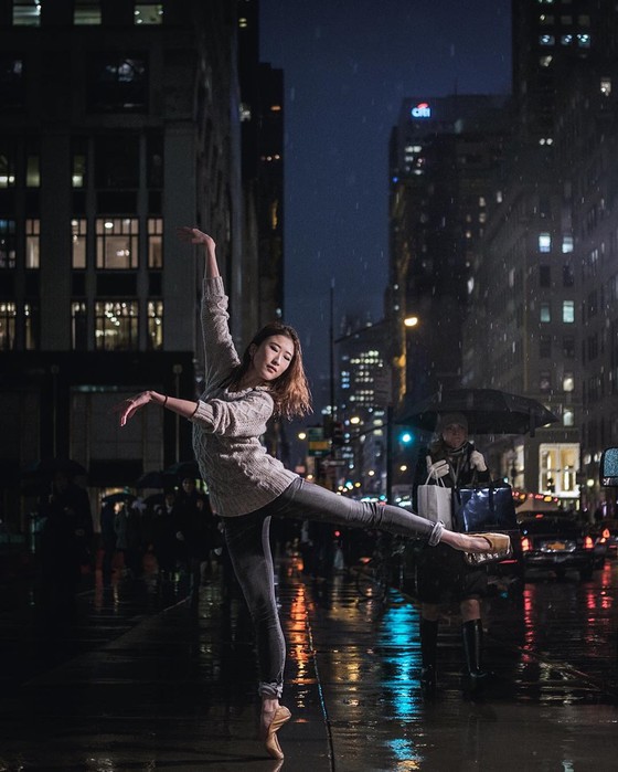 Фотограф выводит профессиональных танцоров на улицу и просит не стесняться