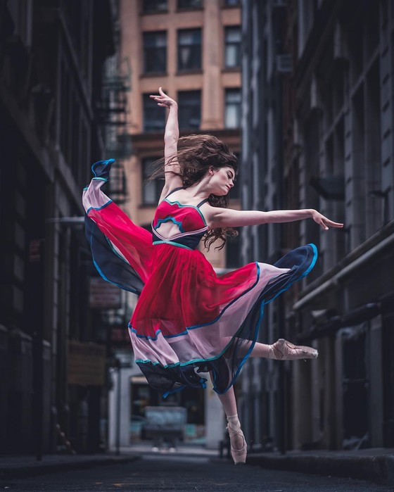 Фотограф выводит профессиональных танцоров на улицу и просит не стесняться