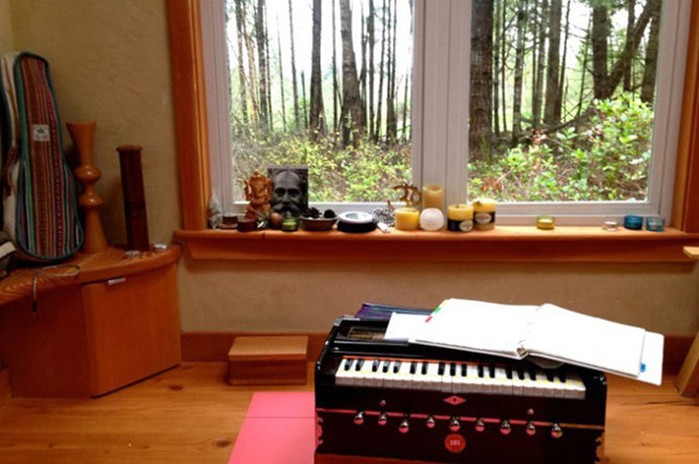 Место для медитации: девушка с друзьями построила домик для отдыха