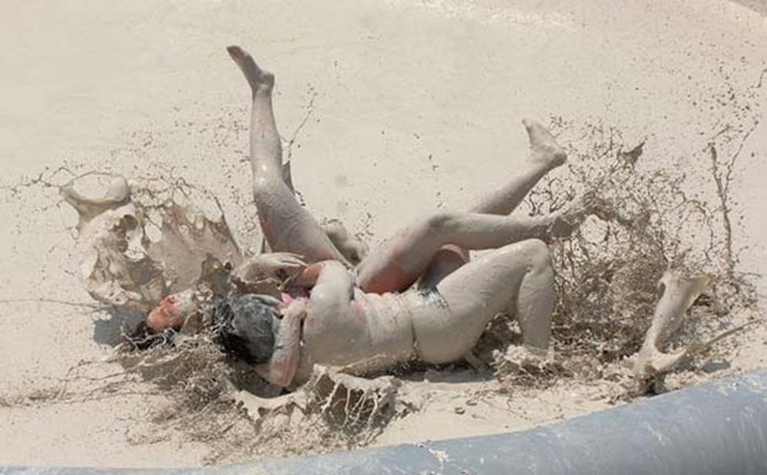Женская борьба в грязи (фото)