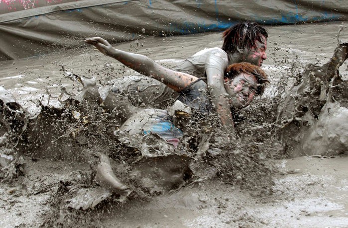 Женская борьба в грязи (фото)