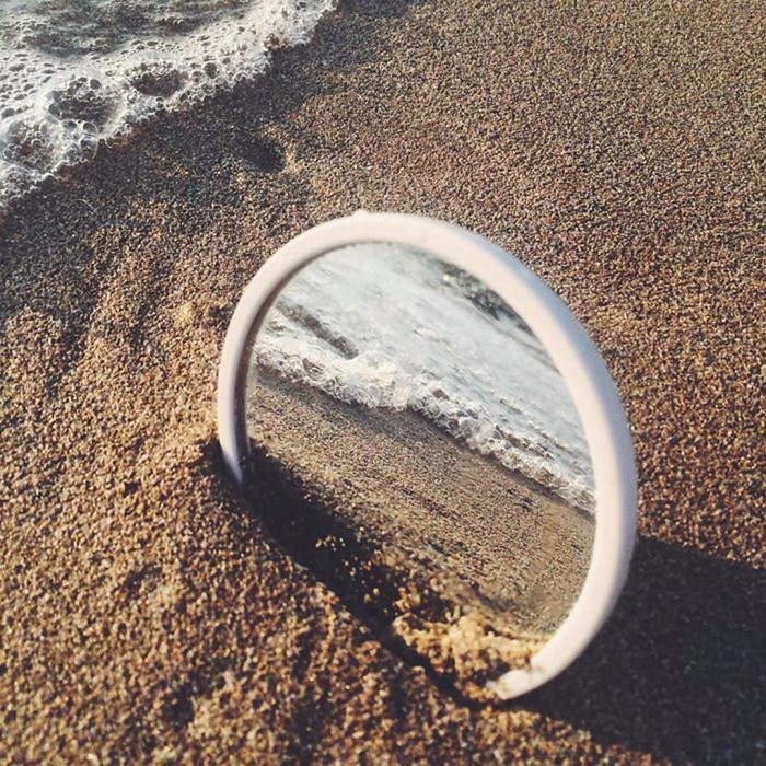 Мир в зеркальном отражении - девушка-фотограф The Reflectionist