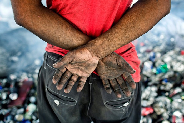 Фотоистория граждан Бангладеш, работающих за 10 долларов на вредном производстве